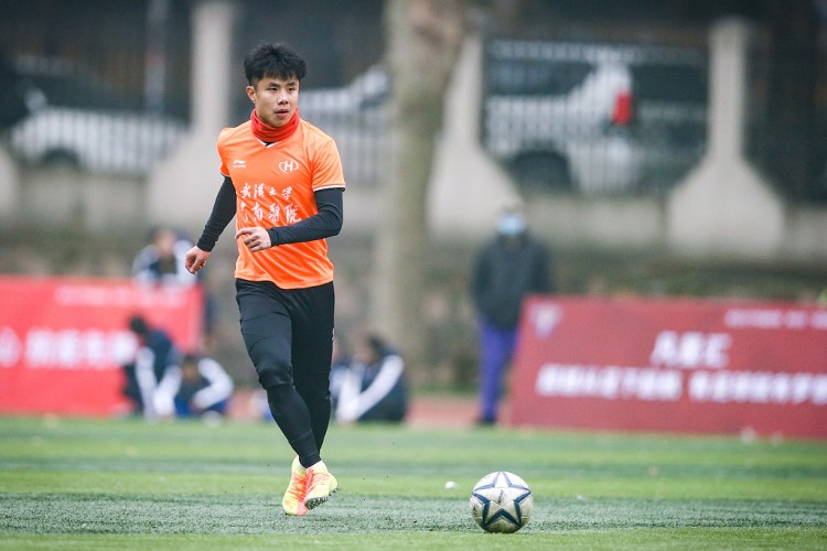 体坛:蒿俊闵的家乡情结促成转会,未来长留武汉或兼任球队教练