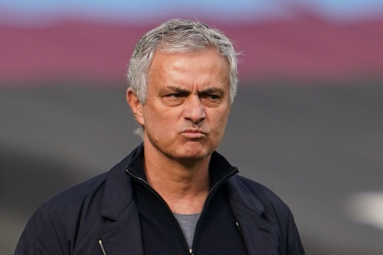 训练课犯错，紫百合主帅怒吼球员：穆里尼奥抽着烟都能赢你们