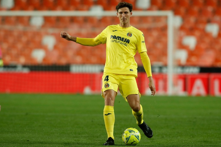 曼晚：曼联考虑连签2名中卫，主要目标瓦拉内和保-托雷斯