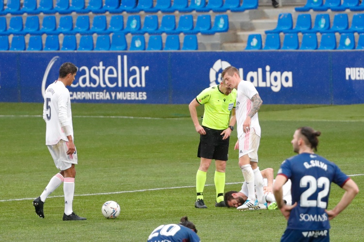 世体:克罗斯和瓦拉内等人今日接受检测后,都留在皇马进行了训练