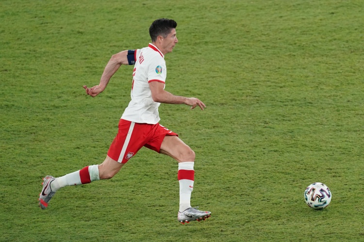 莱万:梅西赢得美洲杯后我更难竞争金球,但不介意输给史上最佳