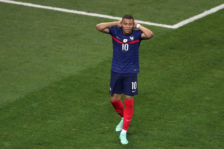 队报：皇马希望通过出售瓦拉内获得的资金，在8月底签下姆巴佩