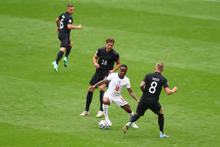 卡拉格：很多人说其他人可以取代斯特林的位置，这是我不能理解的