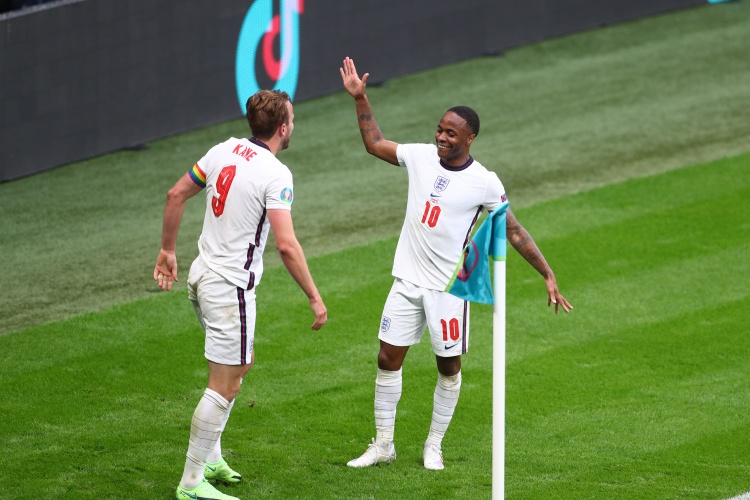 凯恩:如果本届欧洲杯斯特林能再进5球,大赛结束后我要吻他