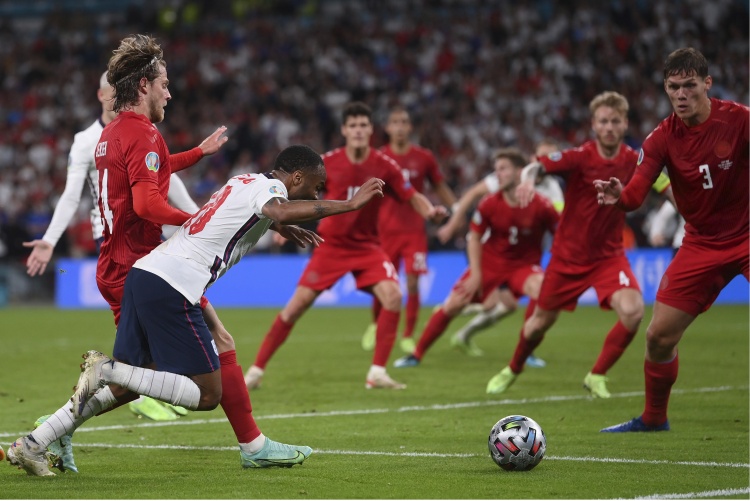 詹俊＆张路：斯特林这下就是找点球 这球接触不是太明显