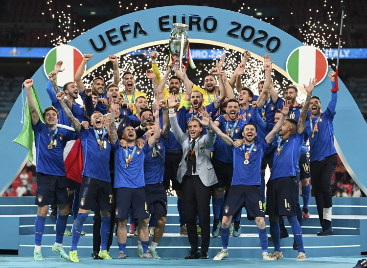 一文回顾2020欧洲杯：时代轮回经典重现，奖杯归属蓝衣军团