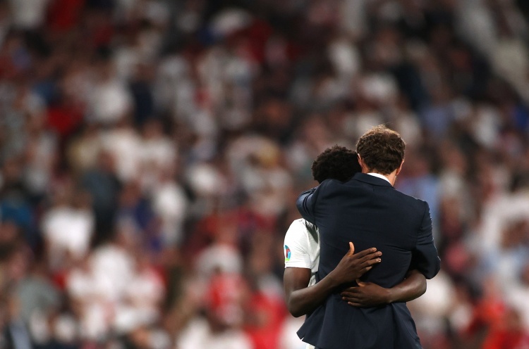 感人！大巴司机寄语“站直喽别趴下” 萨卡亲写感谢信回复