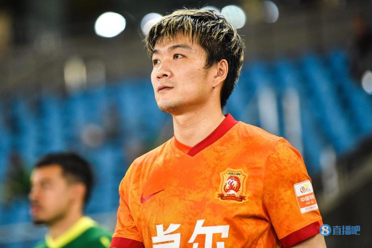 赵宏略再谈飞踹巴索戈染红：很过意不去，赛后去申花更衣室道歉了