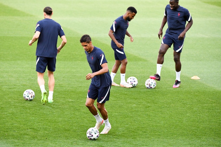 记者:瓦拉内是马奎尔的完美搭档,这对中卫组合可以挑战冠军