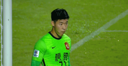 广州vs杰志第22分钟，广州门将张健智吃了一根香蕉