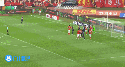 韦世豪门前轻松破空门,广州队扳平比分1-1重庆!