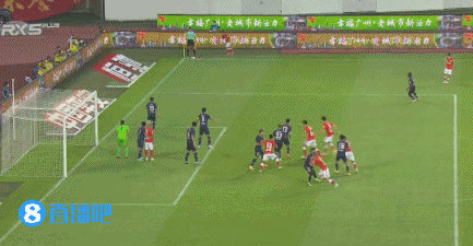 这球可惜!何超接角球不停球凌空斩击中横梁弹出