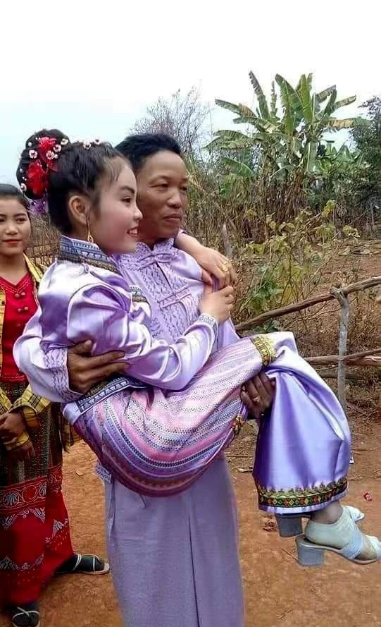 fb上小萝莉和老者秀恩爱的照片引热议，单身狗抽了两包烟也没想明白输在哪