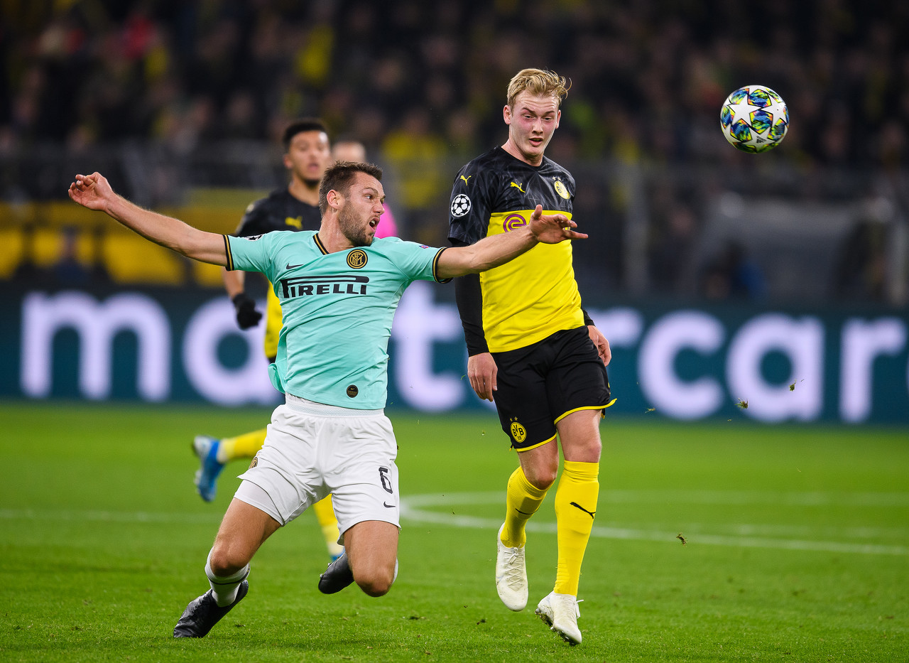 跟队记者:AC米兰在为签布兰特而工作,并持续关注克瓦拉茨赫利亚