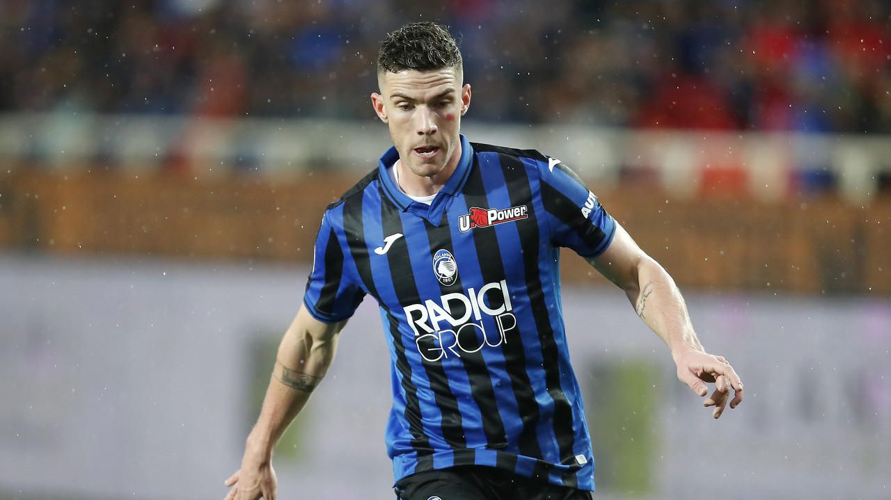 戈森斯拍卖自己若干套球衣球鞋,为德国洪灾筹款