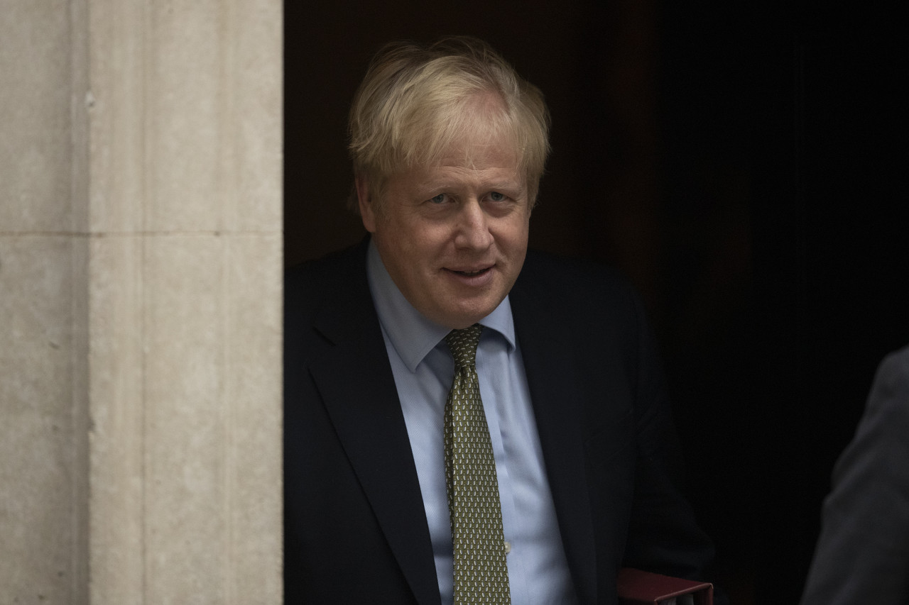 英国首相:社交媒体须采取措施禁止种族歧视,否则将面临巨额罚款