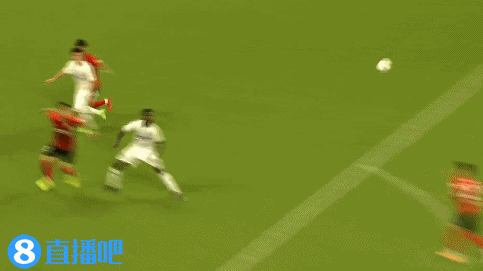 杨旭抽射破门,裁判吹罚敦比亚犯规在先,VAR维持原判