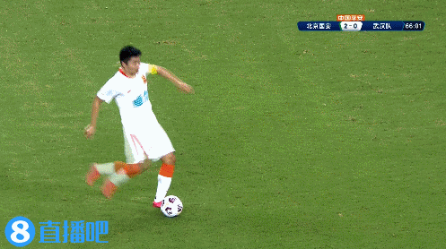 巨大失误！武汉快发任意球侯森扑球脱手送空门，埃弗拉笑纳大礼