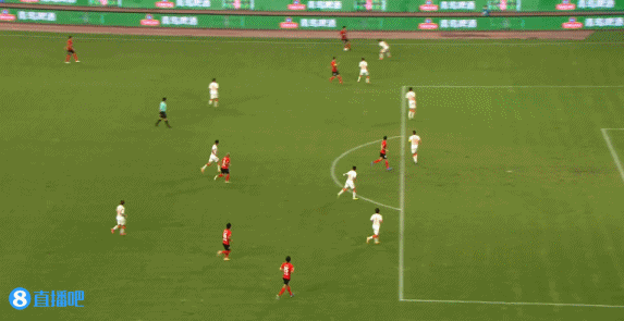 李霄鹏都笑了!武汉后卫李超头球解围变成吊门打进乌龙