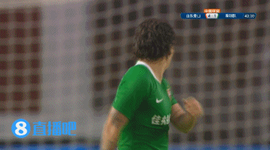 王大雷、贾德松与阿奇姆彭相撞 贾德松满脸是血