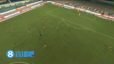 不愧是快乐男孩！巴坎布绝佳单刀机会将球射偏，错失绝杀