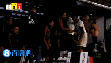 戴维斯传中穆勒跟上破门,拜仁2-0扩大比分