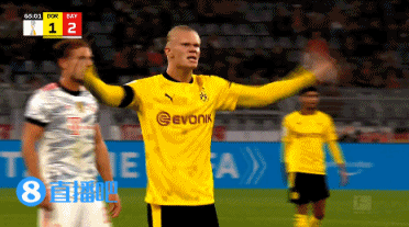 ?笑啥呢?格雷茨卡看到哈兰德振臂后,在其身后偷笑