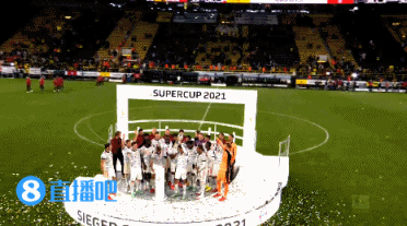 果然是你!赛后颁奖仪式穆勒举领奖台庆祝