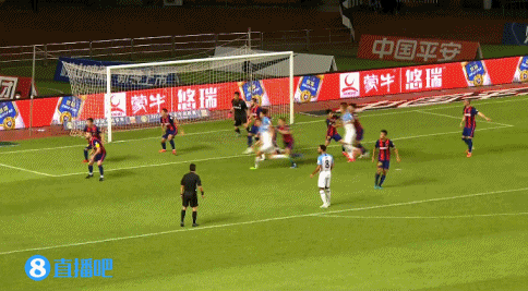 足球场上的排球动作?武科维奇高举手臂送点