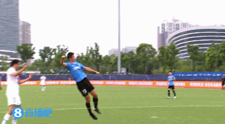 巴索戈失点后裁判示意门将提前移动,阿德里安重罚点球命中