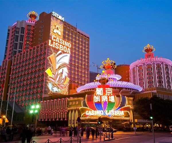 澳门疫情渐稳葡京人重开 夜市怪招吸客消费可上台唱K展歌喉