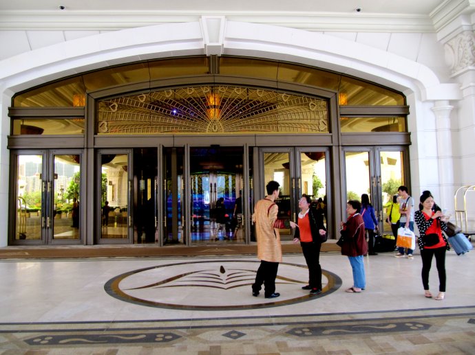 赌客输光10万贵利遭禁锢 趁三门神闭目养神通知妻子报警脱险