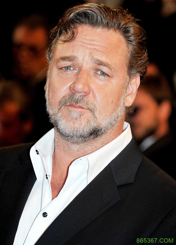 罗素•克劳在电影《Poker Face》中给导演加活