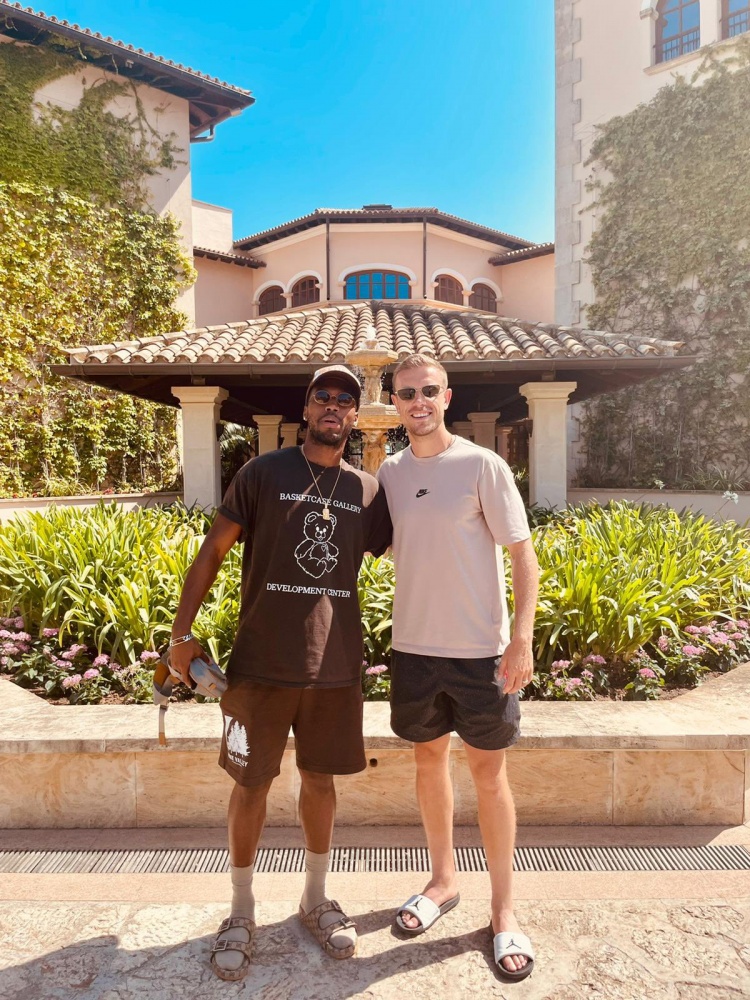 斯图里奇:很高兴与我的兄弟亨德森相聚,他是利物浦的领袖