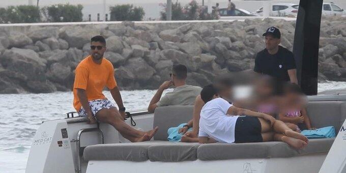 不亦乐乎,梅西与苏亚雷斯、小法共同乘船游玩