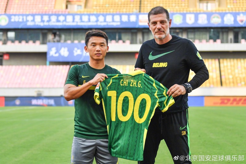 百场里程碑达成！国安主帅比利奇为池忠国颁发“100”号纪念球衣