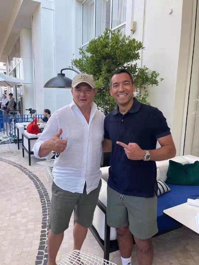 广州城两位前任主帅合影,官博调侃:当前任遇见前任