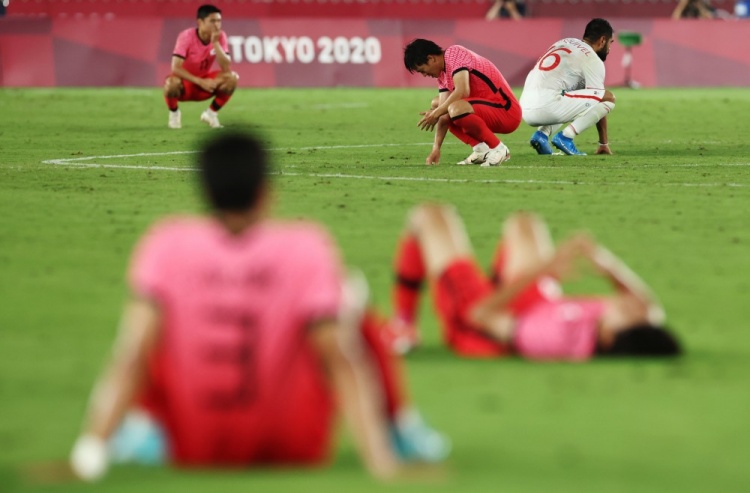 难掩失望，韩国队员被淘汰后倒地掩面