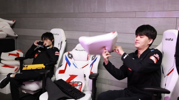 FPX赛后花絮:Lwx转靠枕