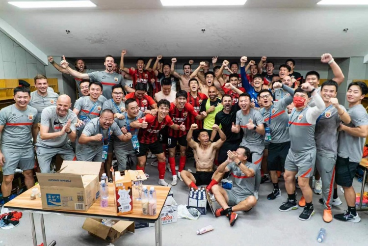 奥斯卡晒海港全队更衣室合影庆祝赢球:来之不易的德比胜利