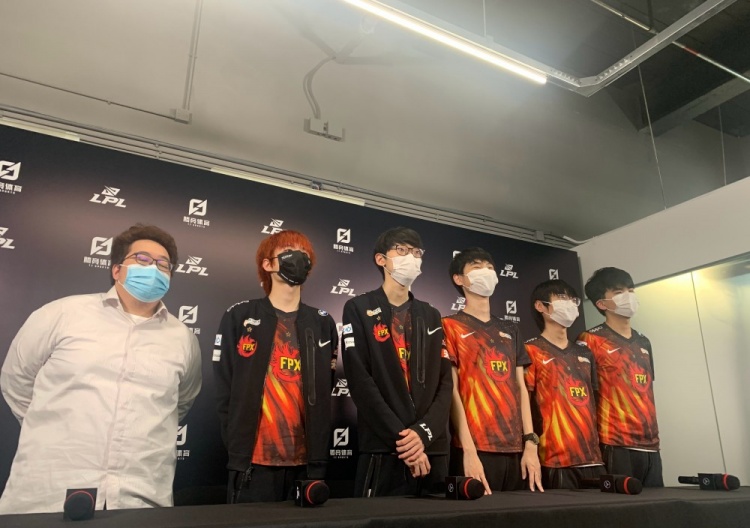 FPX赛后群访 Doinb：中路对线的话，没什么压力