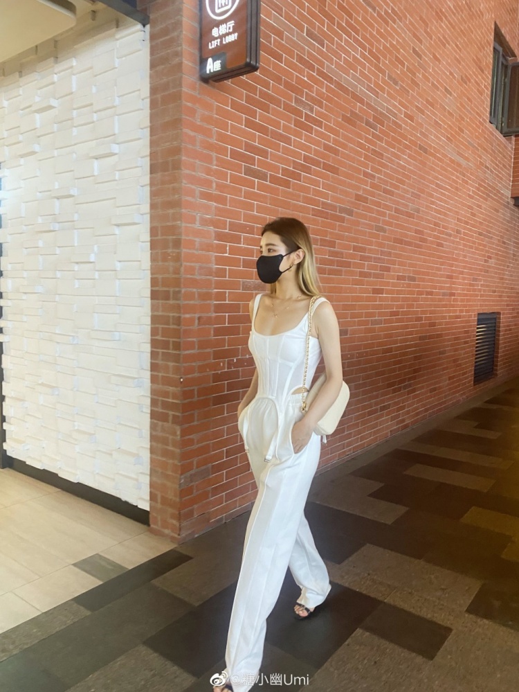 Doinb妻子糖小幽晒照:辣妹也怕晚上拍照糊