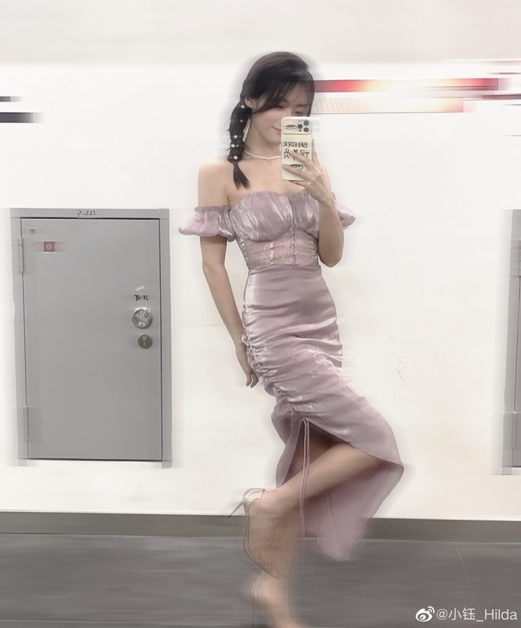 LPL主持小钰晒照：下班才 想起来捞两张自拍 早点睡嗷 晚安