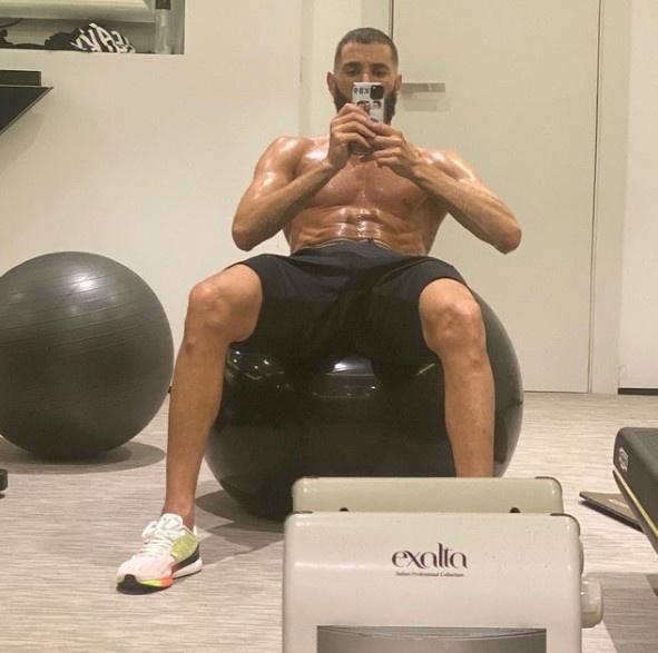 新冠检测转阴结束隔离,本泽马晒健身房训练照片