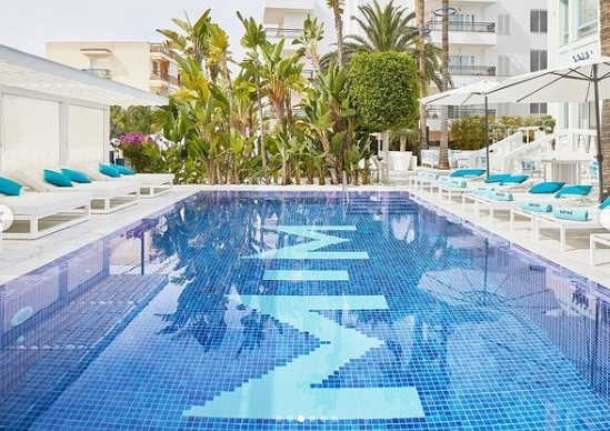 继续享受假期，梅西晒度假酒店并点赞