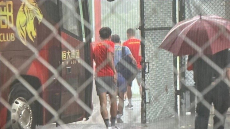 粤媒：41岁老将郑智已回归广州队 球队今日赛前训练突遇大雨