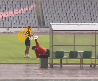 费莱尼顶着暴雨独自训练,鲁媒称赞:成功不是偶然