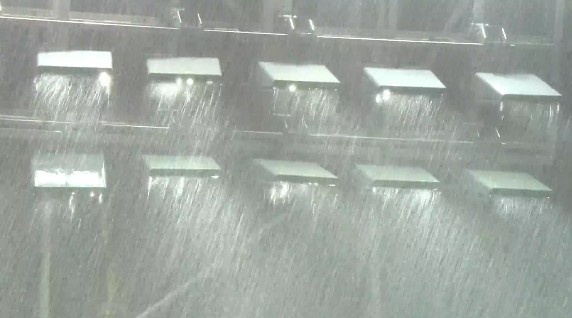 大雨滂沱!山东vs青岛下半场因天气原因中断