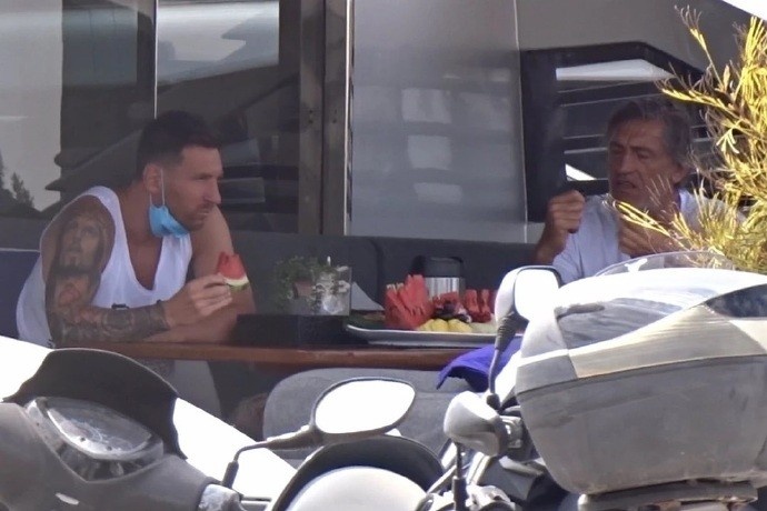 秒变吃瓜群众~度假中的梅西在泳池边吃西瓜消暑