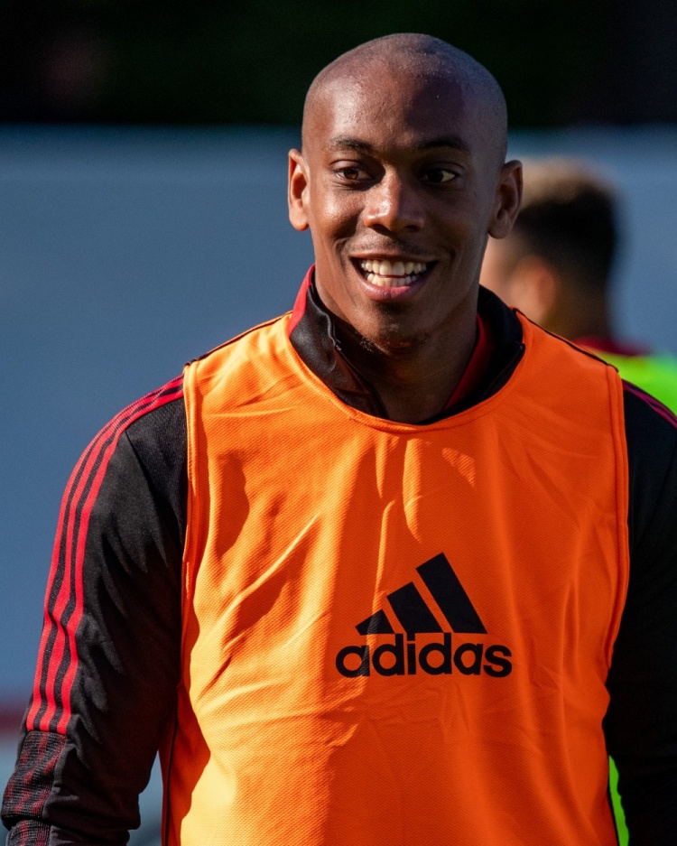 削发明志?马夏尔光头造型归队训练